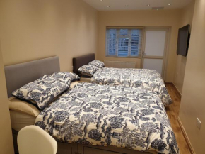 London Luxury Apartments 3 Bedroom Sleeps 8 with 3 Bathrooms 4 mins walk to tube free parking, Ilford